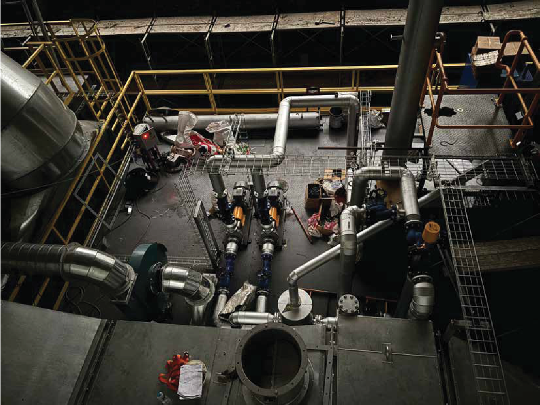 Kỹ sư Hồng Nhựt giám sát thi công đường ống hơi nóng